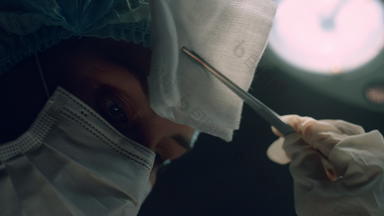肖像外科医生执行操作黑暗医院密集的护理单位房间